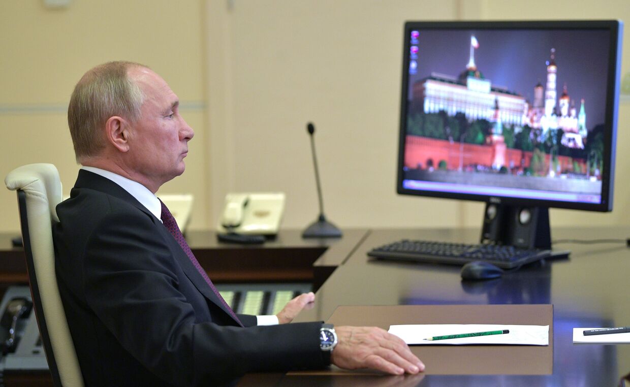 Президент РФ Владимир Путин во время встречи в режиме видеоконференции с главой Дагестана Владимиром Васильевы