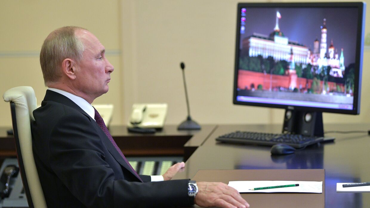 Президент РФ Владимир Путин во время встречи в режиме видеоконференции с главой Дагестана Владимиром Васильевы