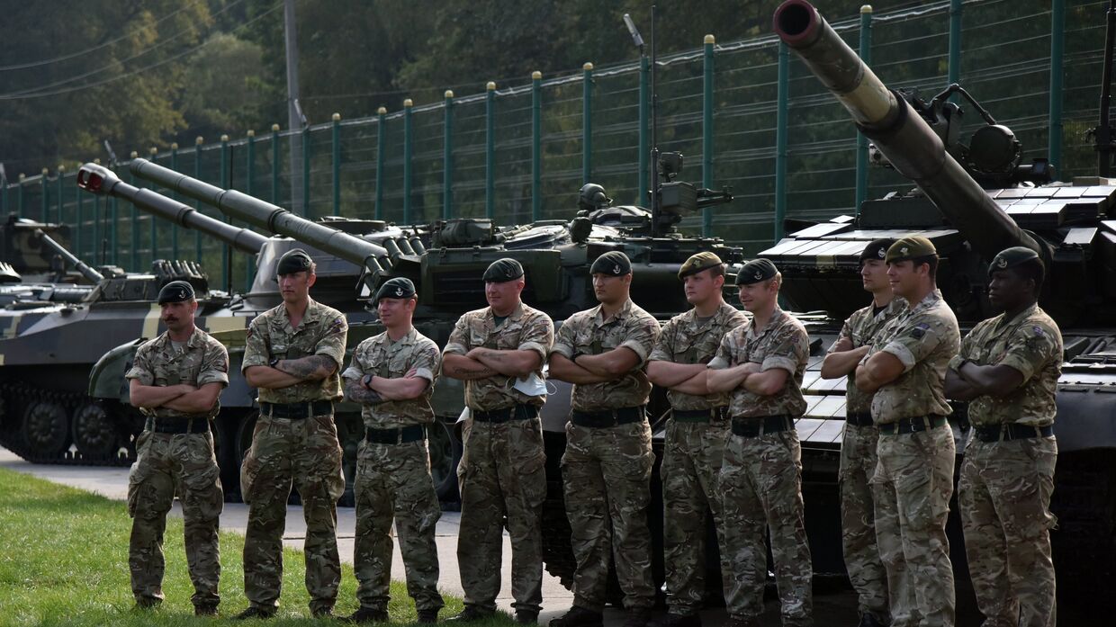 Военнослужащие Великобритании после церемонии открытия совместных военных учений Украины и стран НАТО Rapid Trident-2020 на Яворовском полигоне во Львовской области