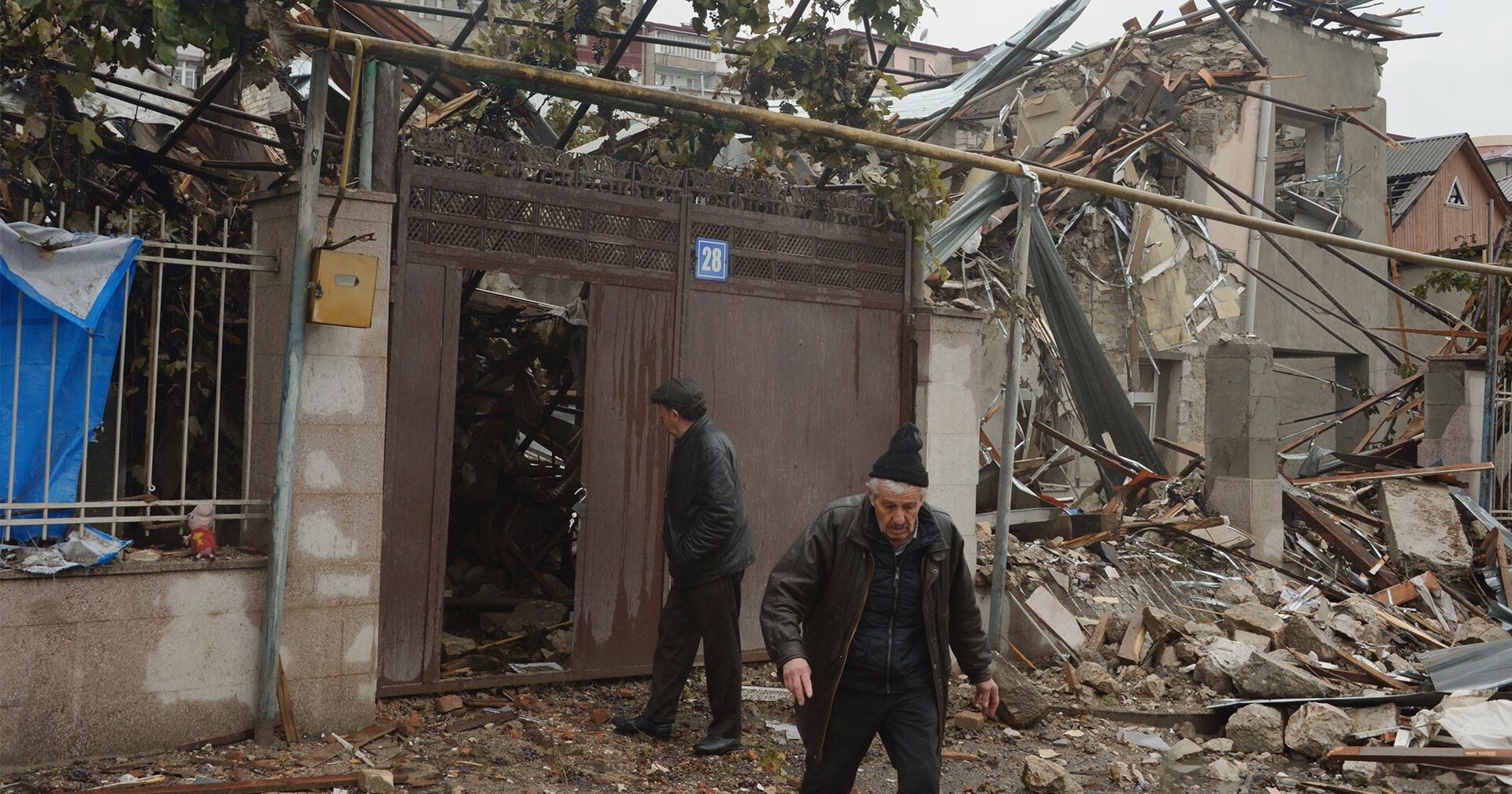 Жители Степанакерта осматривают дом, разрушенный после обстрела - ИноСМИ, 1920, 10.10.2020