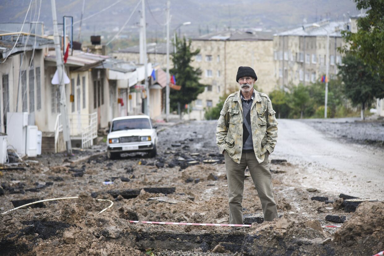 6 октября 2020. Мужчина в разрушенном Степанакерте, Нагорный Карабах