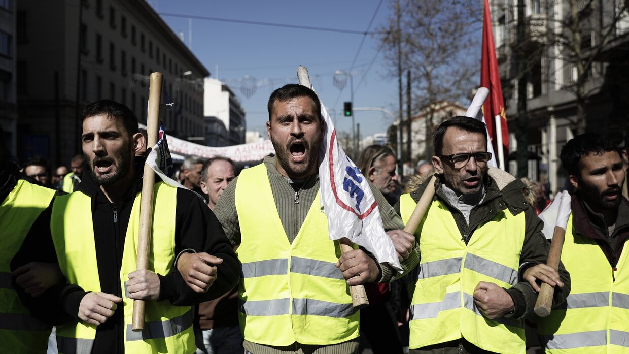 Участники акции протеста в Афинах, выступающие против законопроекта об изменениях в сфере социального и пенсионного обеспечения