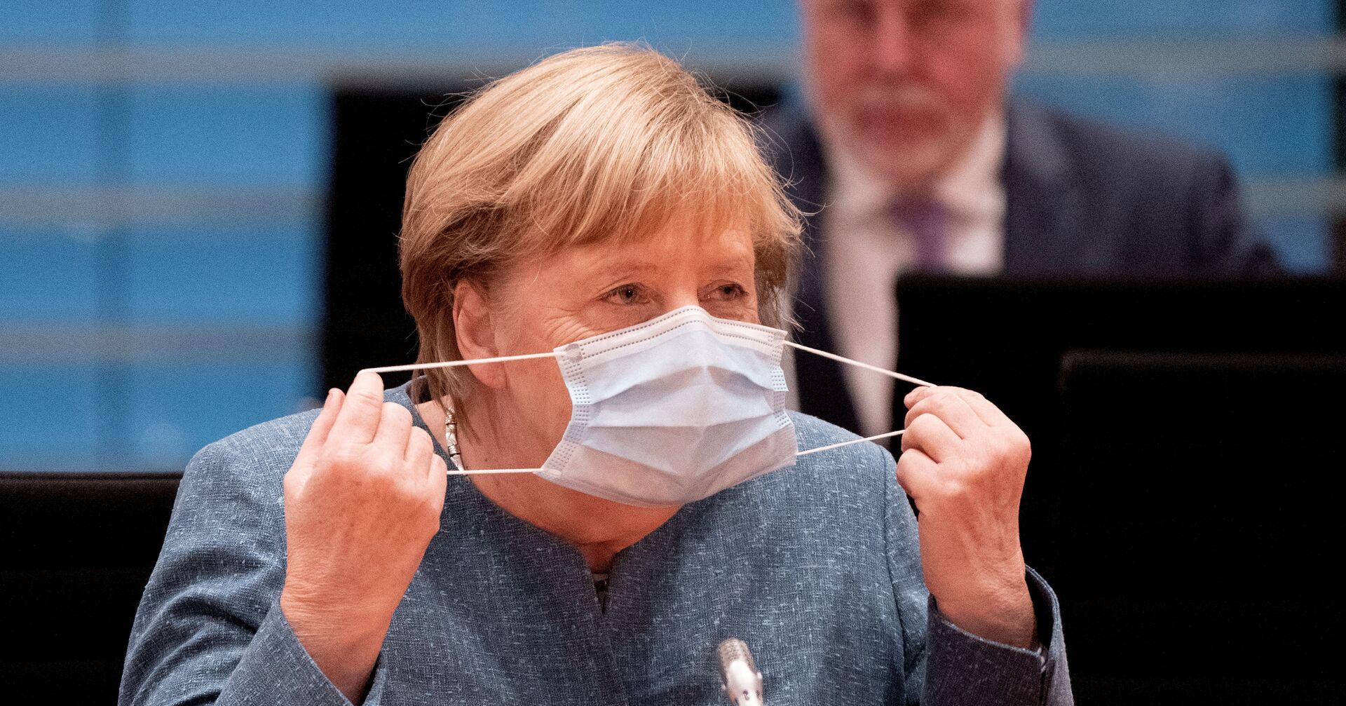 Канцлер Германии Ангела Меркель надевает защитную маску - ИноСМИ, 1920, 12.10.2020