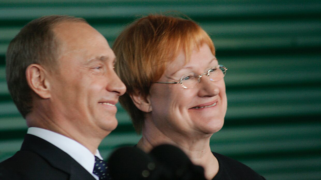 Президент России Владимир Путин и президент Финляндии Тарья Халонен