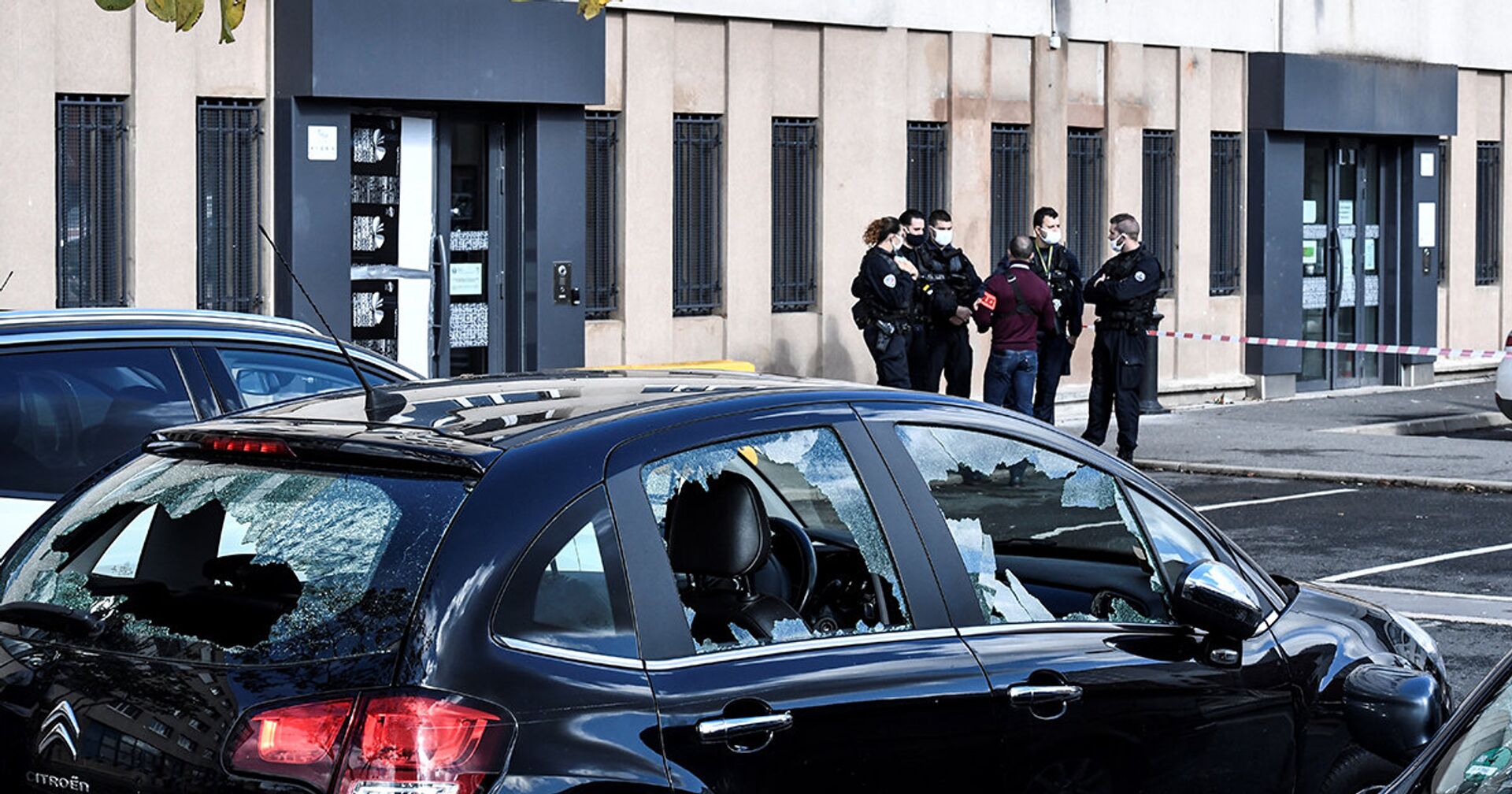 Разбитые стекла автомобиля возле полицейского участка Шампиньи-сюр-Марн - ИноСМИ, 1920, 13.10.2020
