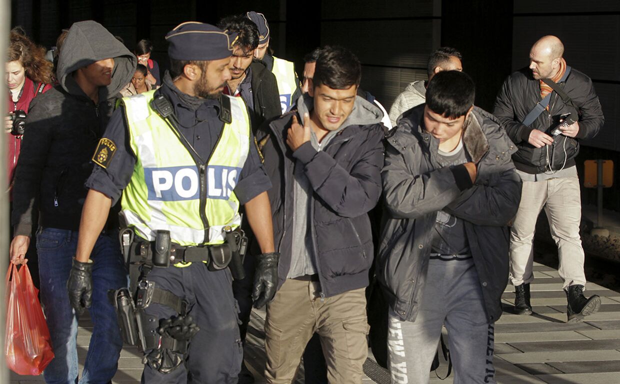 Группа мигрантов в сопровождении полиции в Мальмё