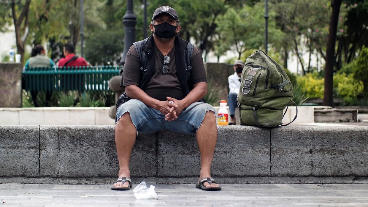 Мужчина отдыхает на одной из улиц Мехико