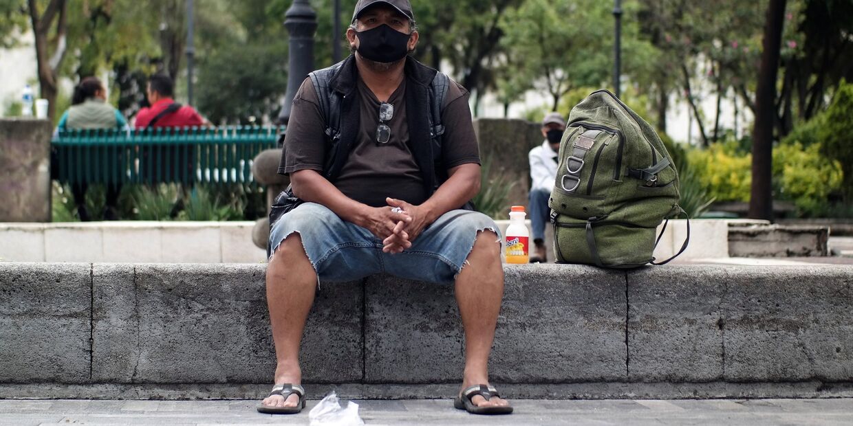 Мужчина отдыхает на одной из улиц Мехико