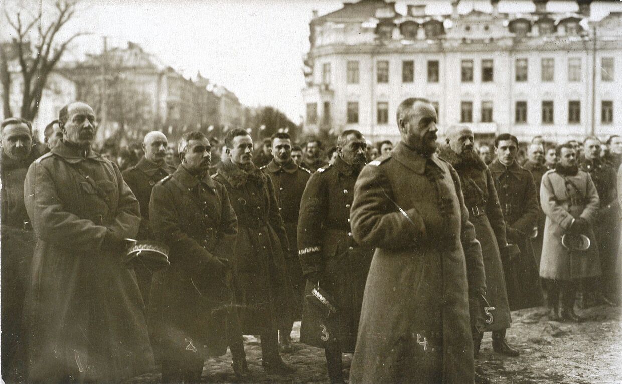 Генерал Люциан Желиговский со своим штабом во время мессы перед вильнюсским собором после взятия города в октябре 1920 года