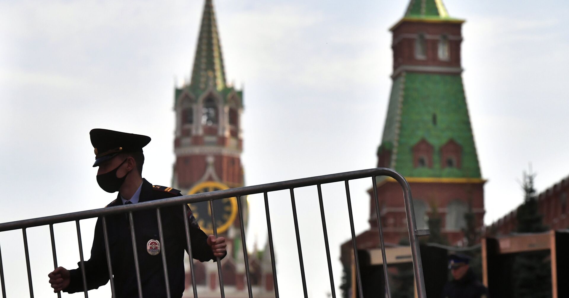 Сотрудник полиции в защитной маске на Красной площади в Москве - ИноСМИ, 1920, 28.06.2021