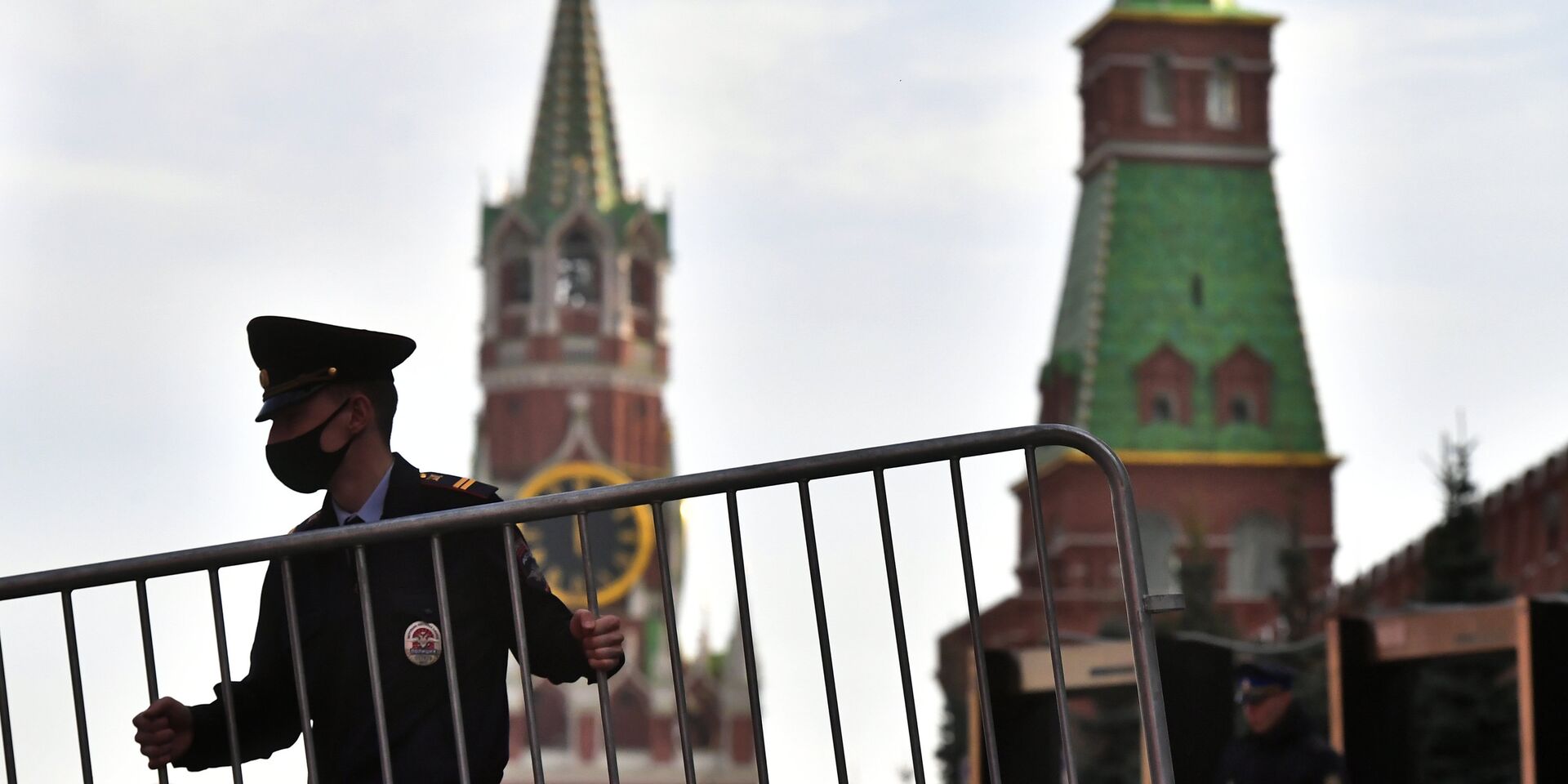 Сотрудник полиции в защитной маске на Красной площади в Москве - ИноСМИ, 1920, 06.11.2020