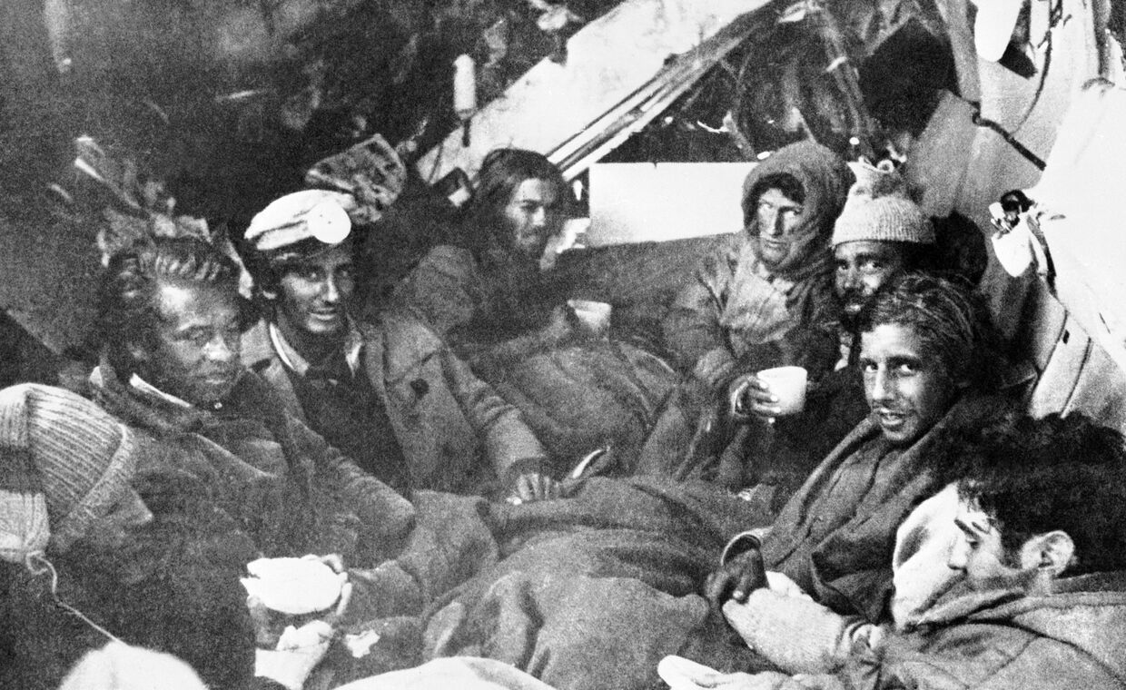 22 декабря 1972. Спасатели прибыли к последним выжившим после крушения самолета в Андах