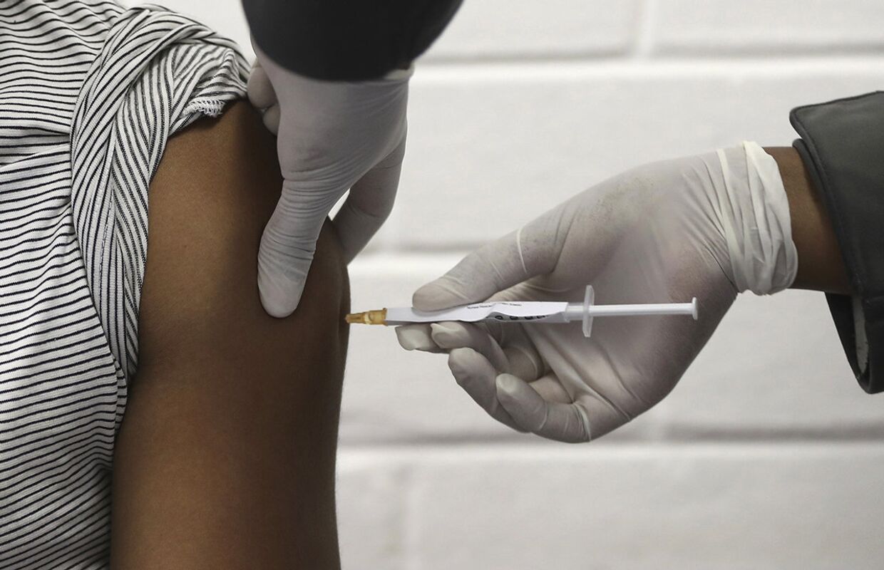 Доброволец получает вакцину от коронавируса в Йоханнесбурге