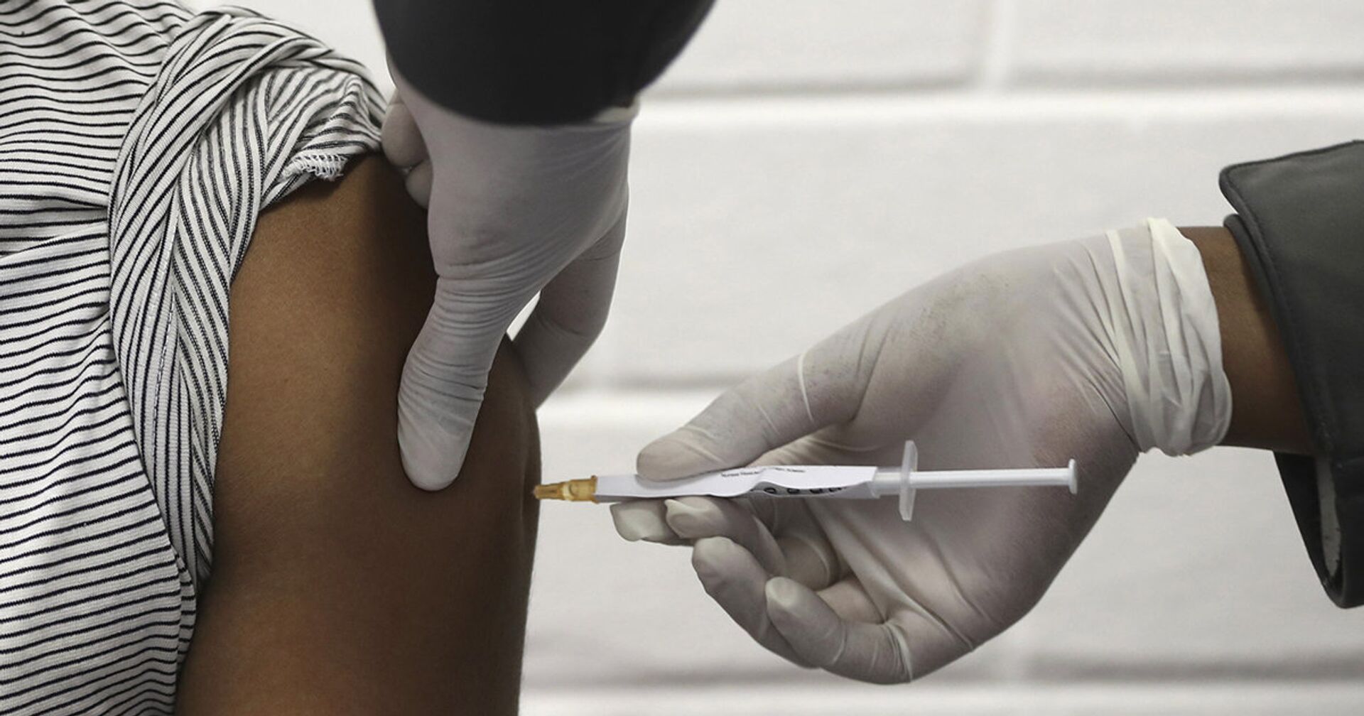 Доброволец получает вакцину от коронавируса в Йоханнесбурге - ИноСМИ, 1920, 26.01.2021