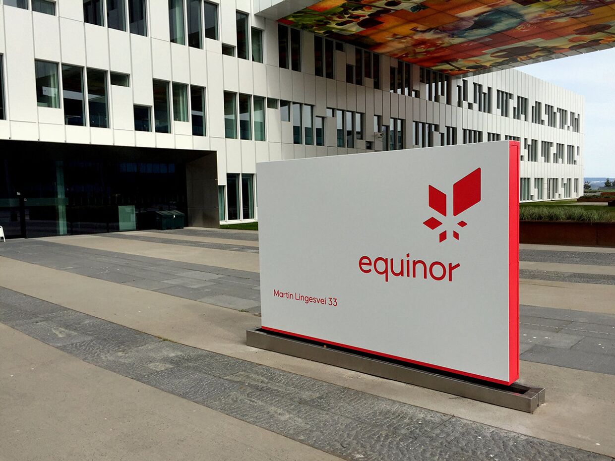 Логотип норвежской компании Equinor в штаб-квартире компании в Форнебу, Норвегия