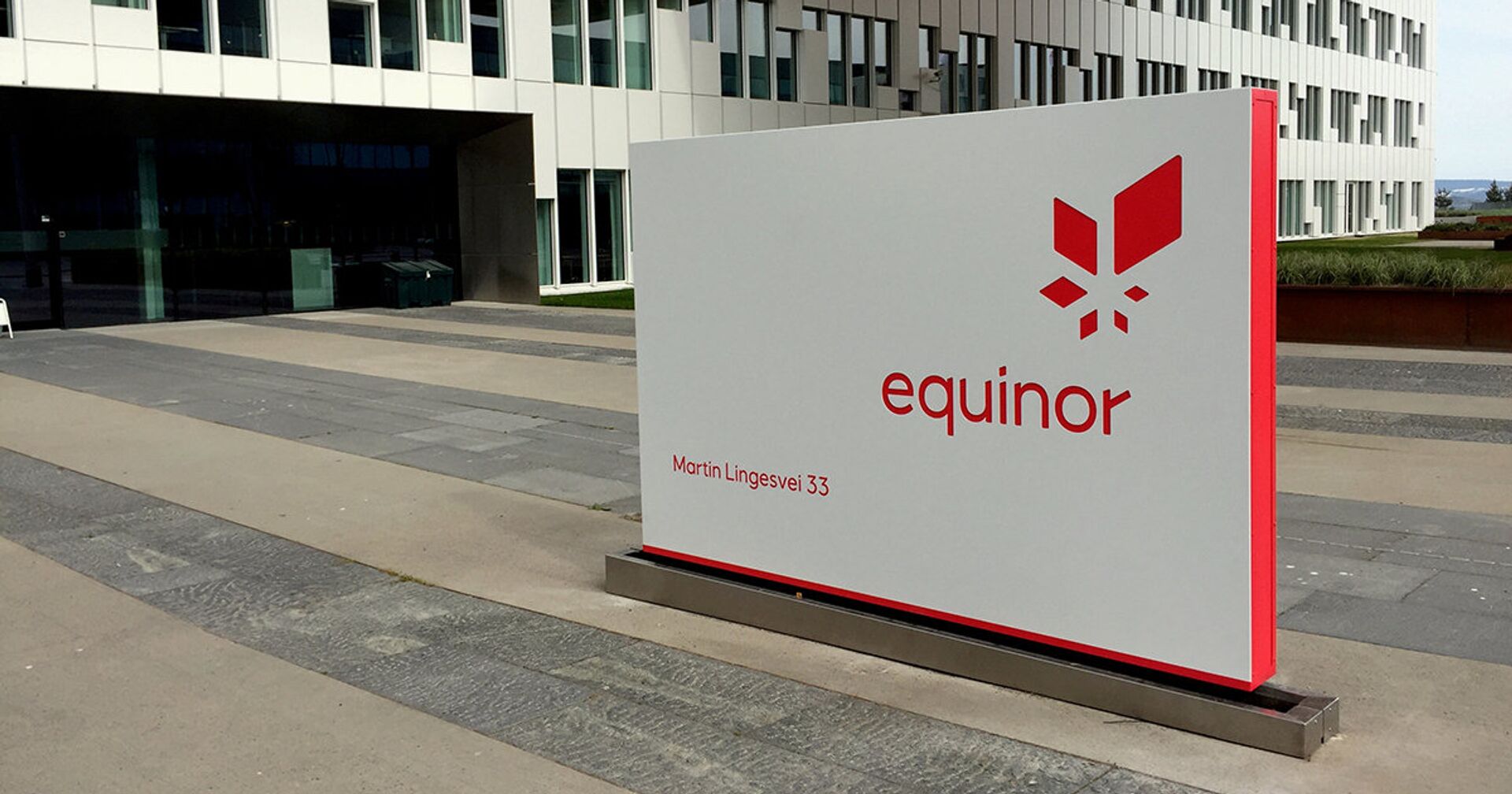 Логотип норвежской компании Equinor в штаб-квартире компании в Форнебу, Норвегия - ИноСМИ, 1920, 16.10.2020