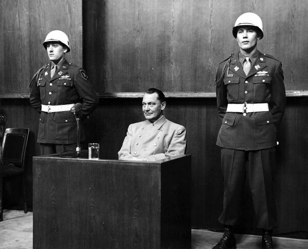Герман Геринг на скамье свидетелей Нюрнбергского процесса