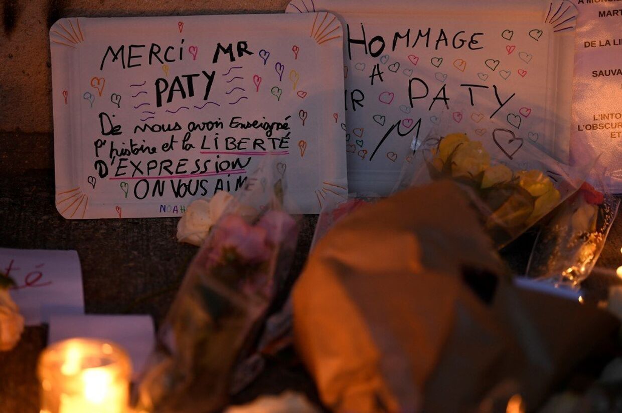 Цветы в память об убитом в Париже учителе истории