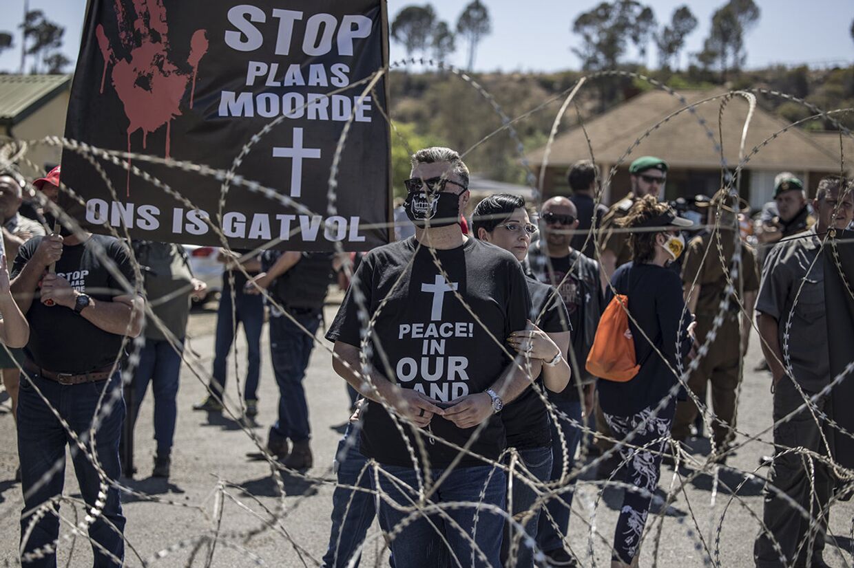 Участники акции протеста против нападений на фермы в Сенекале, Южная Африка