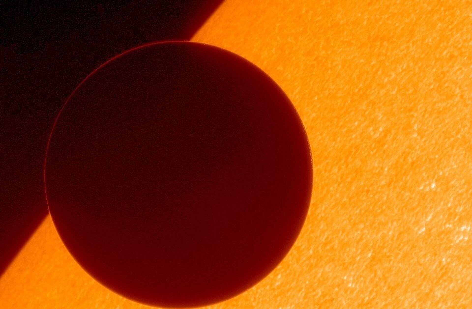 5 июня 2012. Венера на фоне Солнца, снимок сделан космическим аппаратом Hinode - ИноСМИ, 1920, 20.10.2020