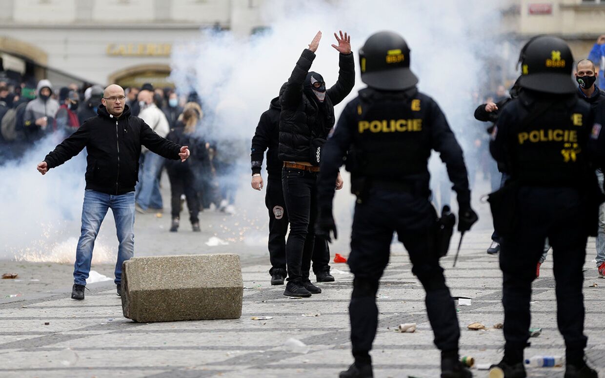 Демонстранты во время столкновений с полицией в Праге