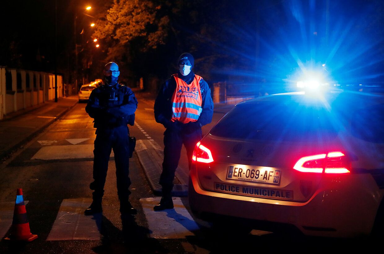 Сотрудники полиции охраняют место нападения в пригороде Парижа, Франция