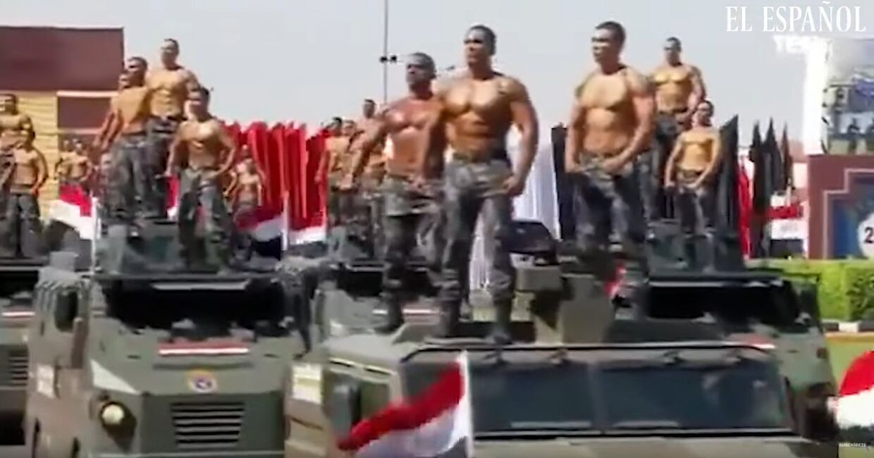Экстравагантный полицейский парад в Египте