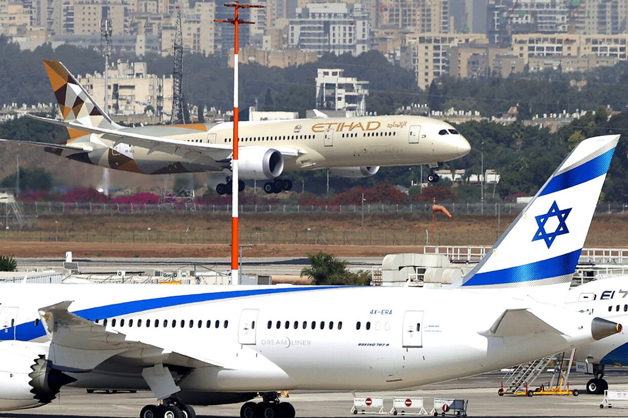 Самолет с делегацией ОАЭ в израильском аэропорту Бен-Гурион