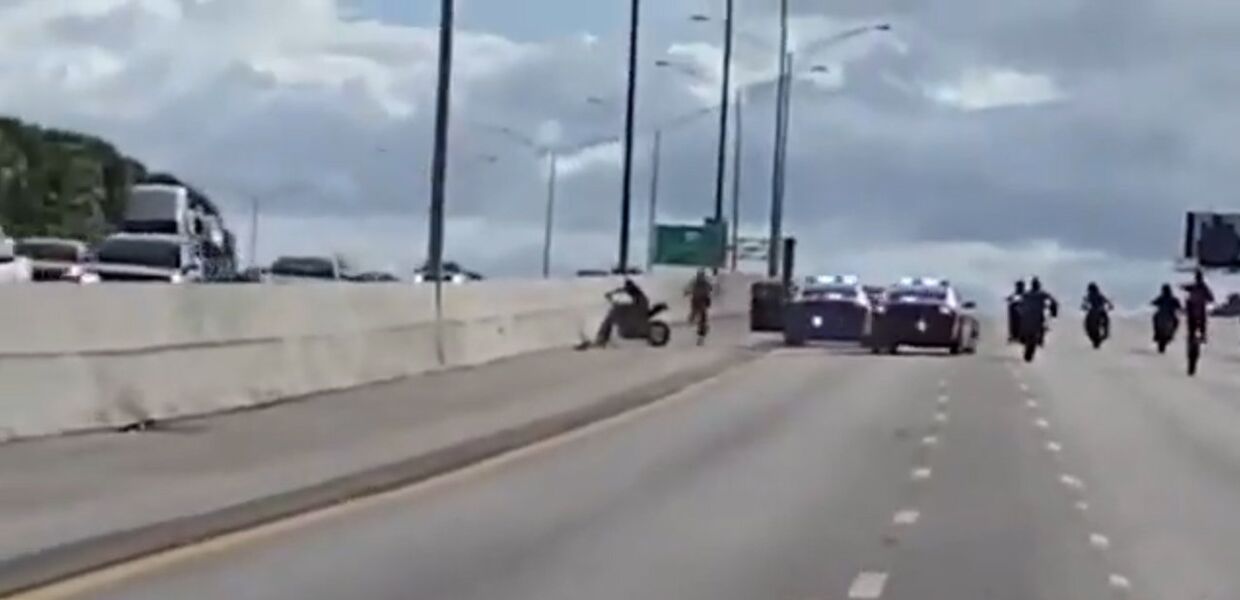 Полицейский во Флориде сбивает мотоциклиста во время задержания