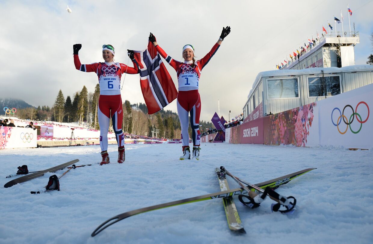 Ингвильд Флугстад Эстберг (Норвегия) и Майкен Касперсен Фалла (Норвегия) после финиша финального забега индивидуального спринта в соревнованиях по лыжным гонкам среди женщин на XXII зимних Олимпийских играх в Сочи.