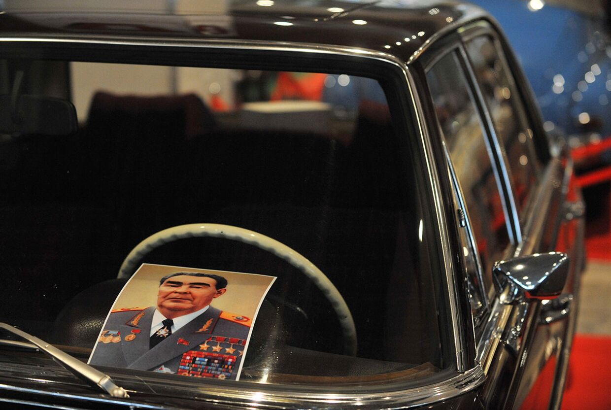 Портрет Леонида Брежнева сидит на приборной доске его Mercedes-500