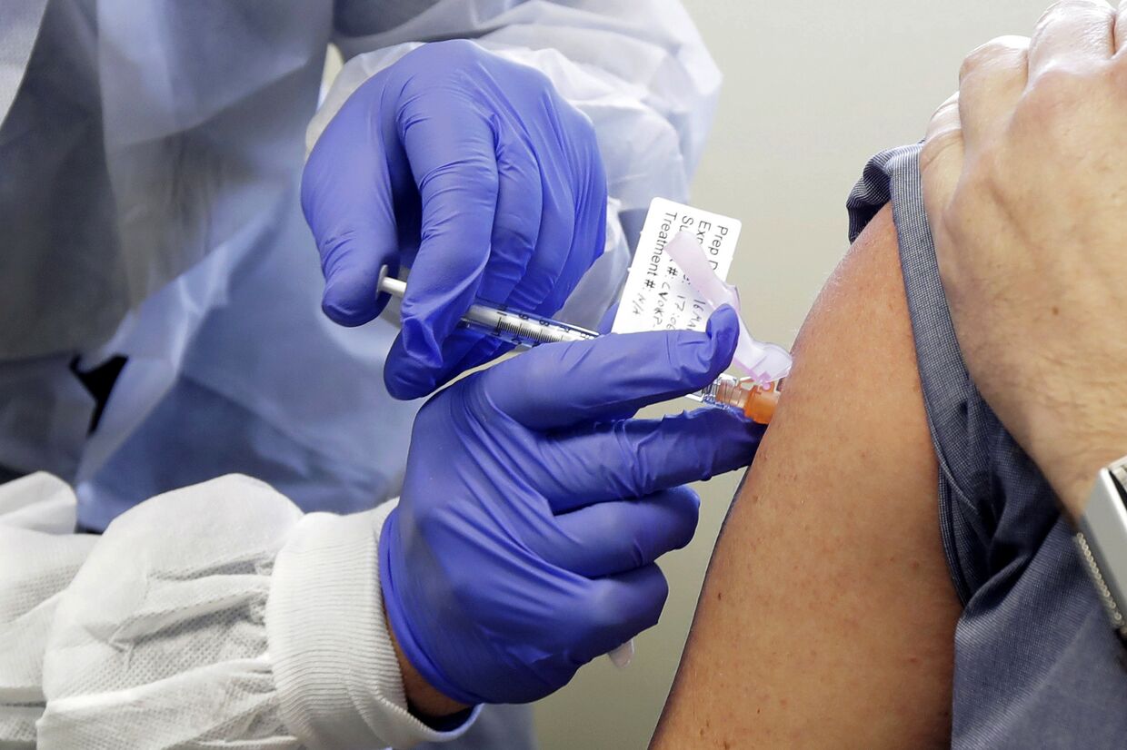 Участнику клинических испытаний вакцины от коронавируса делают инъекцию, Великобритания