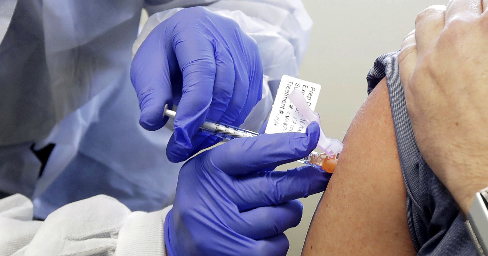 Участнику клинических испытаний вакцины от коронавируса делают инъекцию, Великобритания - ИноСМИ, 1920, 03.12.2020