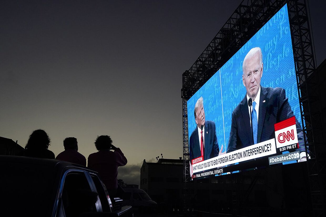 Трансляция дебатов Джо Байдена и Дональда Трампа на уличном экране в Сан-Франциско