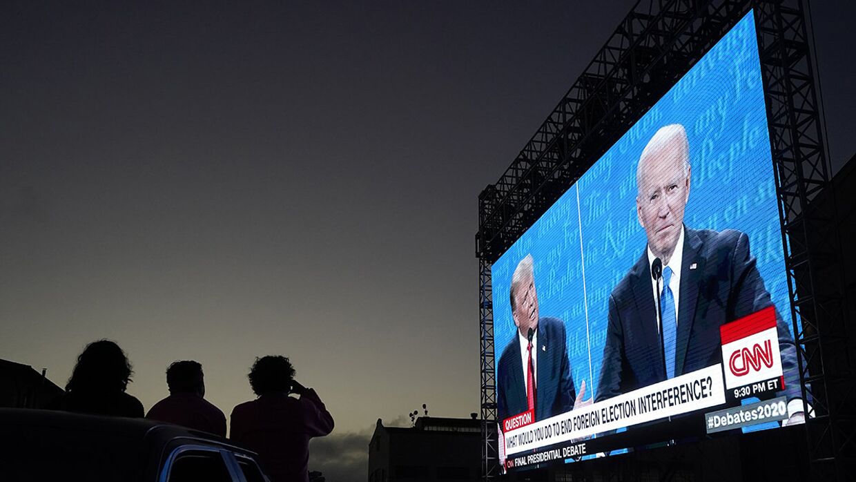 Трансляция дебатов Джо Байдена и Дональда Трампа на уличном экране в Сан-Франциско