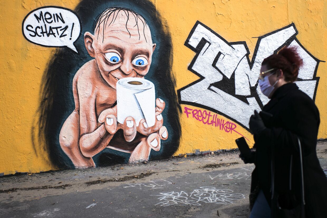 Граффити в Берлине, изображающее Голлума с рулоном туалетной бумаги вместо кольца