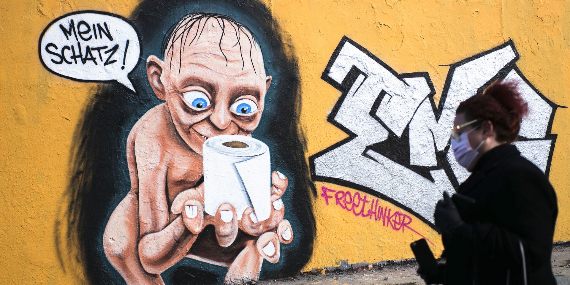 Граффити в Берлине, изображающее Голлума с рулоном туалетной бумаги вместо кольца - ИноСМИ, 1920, 27.07.2022