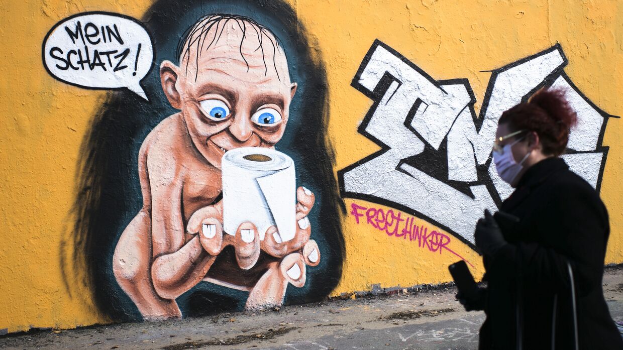 Граффити в Берлине, изображающее Голлума с рулоном туалетной бумаги вместо кольца