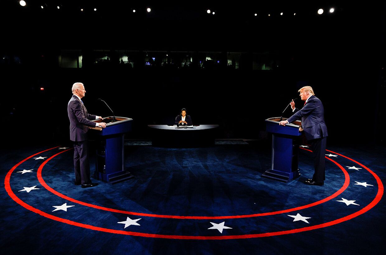 Джо Байден и Дональд Трамп во время дебатов в Нэшвилле