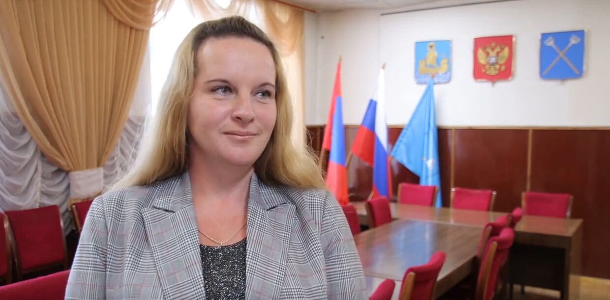 Победившая на выборах уборщица Марина Удгодская приступила к работе