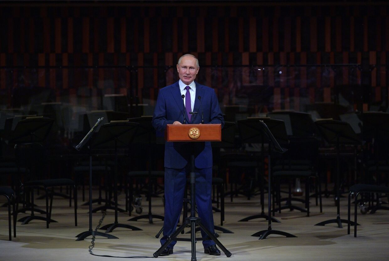 Президент РФ В. Путин посетил торжественное мероприятие ко Дню города в концертном зале Зарядье