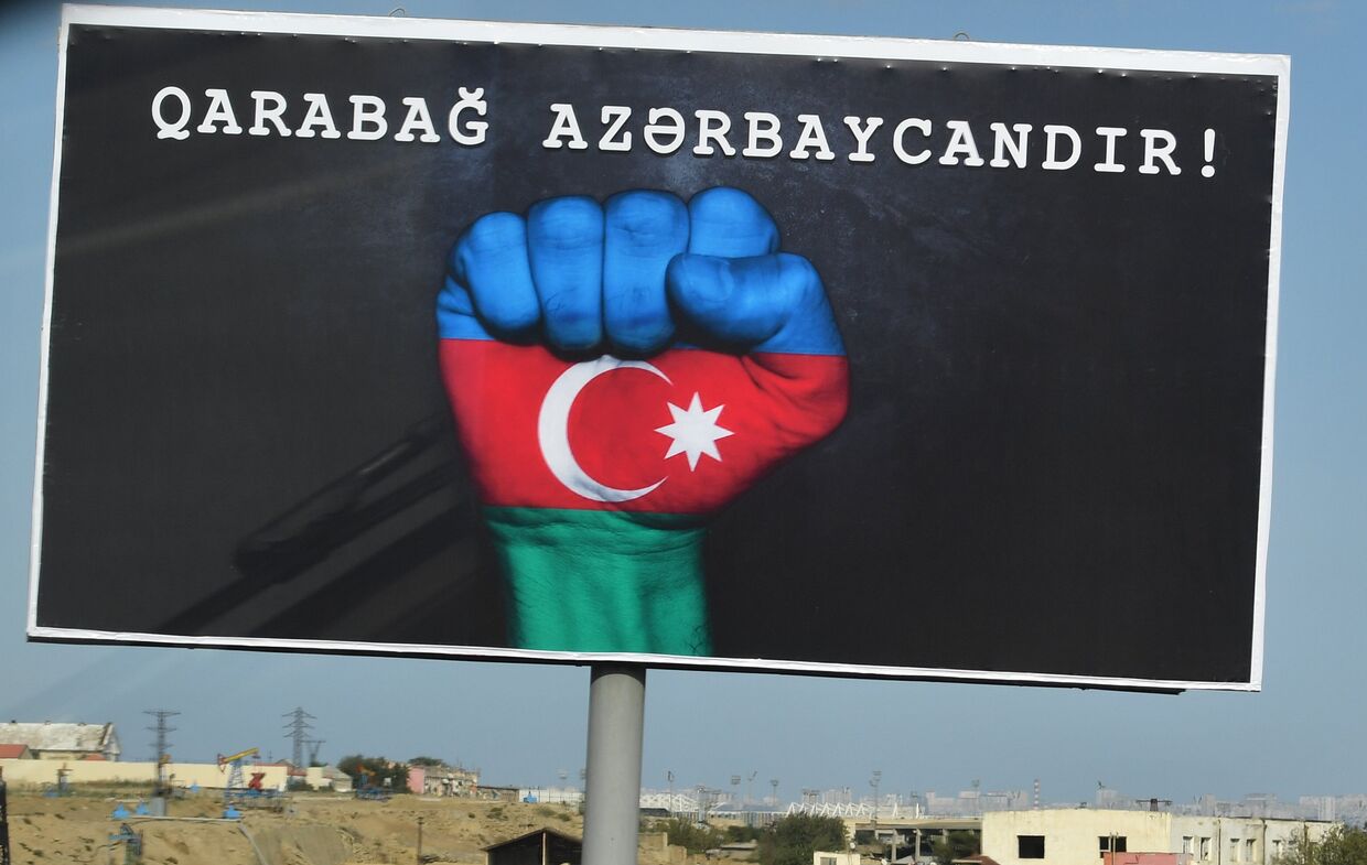 Щит с надписью «Карабах – это Азербайджан!» в Баку