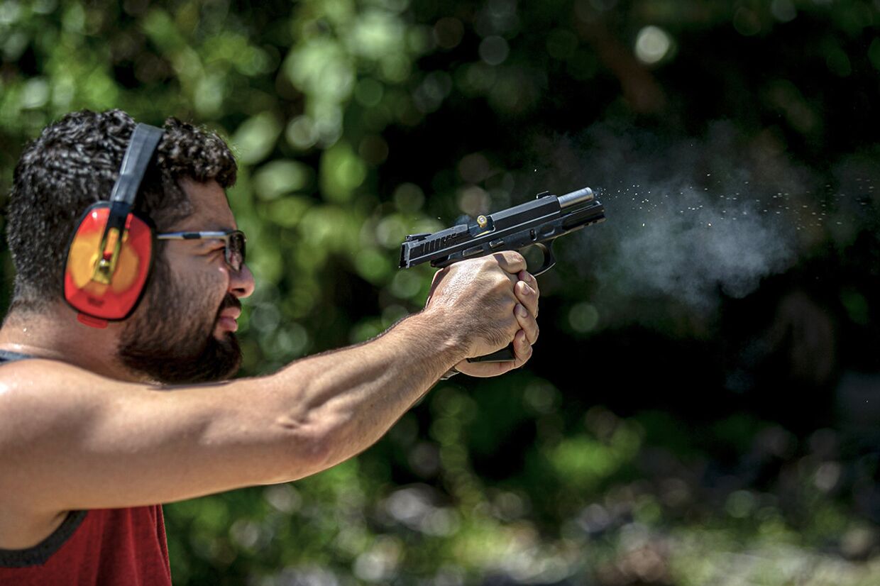 Мужчина стреляет из пистолета в стрелковом клубе в Белеме, Бразилия