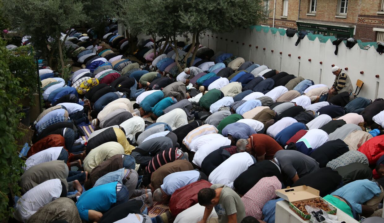 Мусульмане совершают намаз у Большой мечети в Париже, Франция