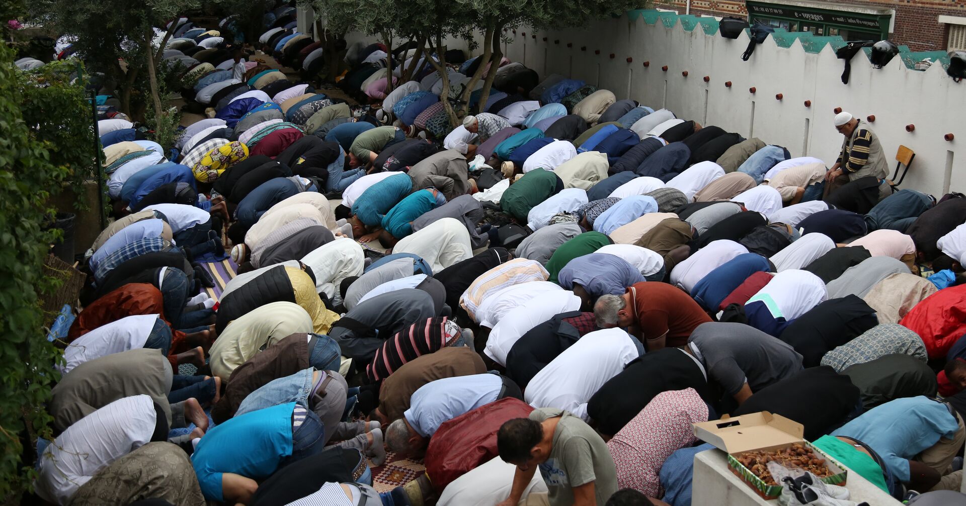 Мусульмане совершают намаз у Большой мечети в Париже, Франция - ИноСМИ, 1920, 28.10.2020