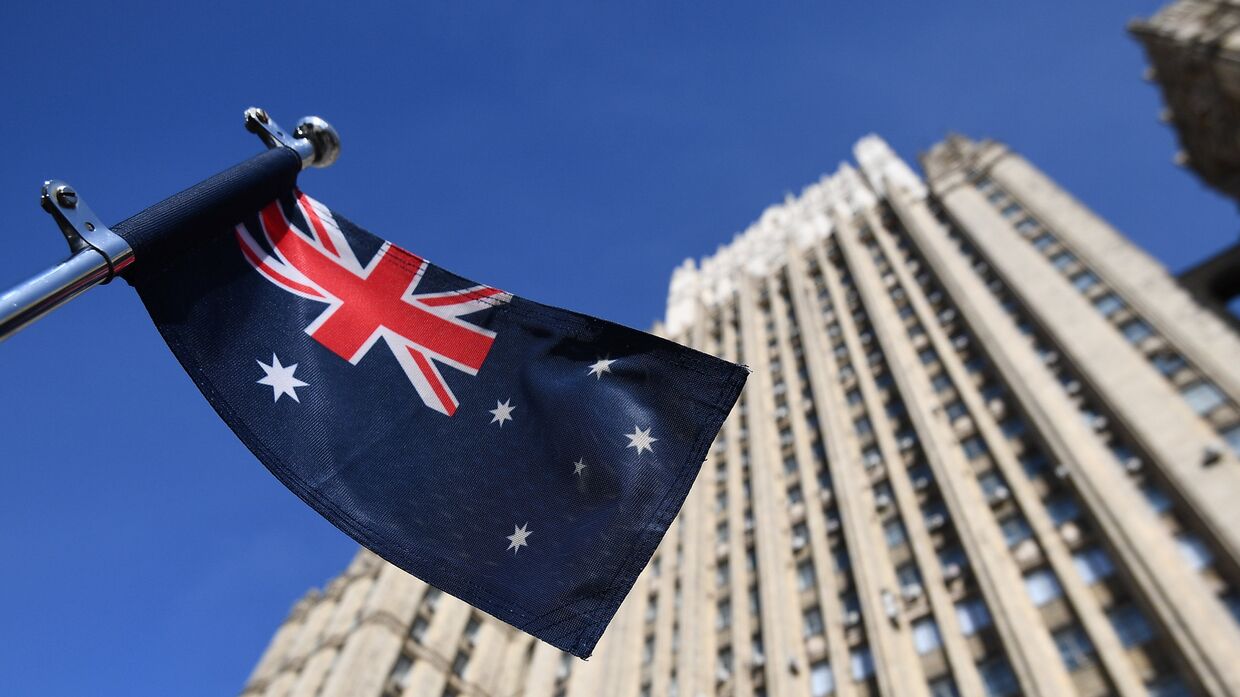 Государственный флаг Австралии на автомобиле посольства у здания министерства иностранных дел РФ