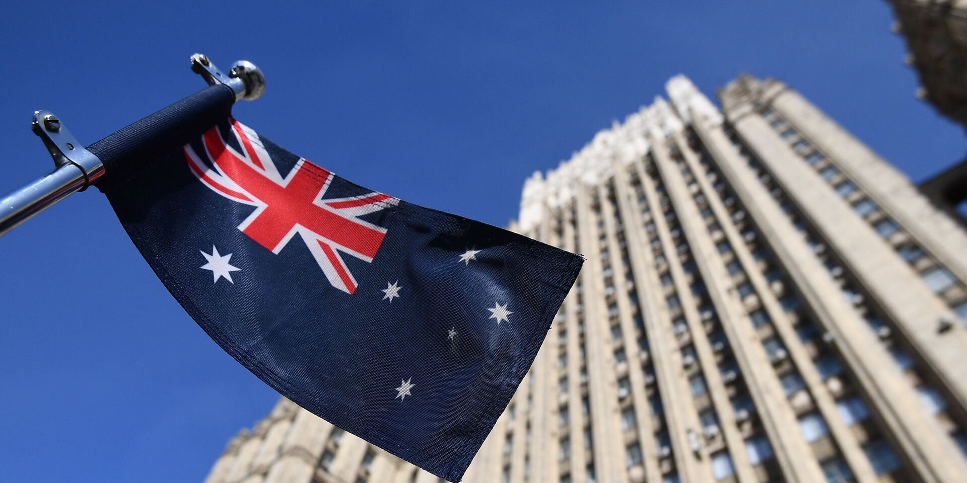 Государственный флаг Австралии на автомобиле посольства у здания министерства иностранных дел РФ - ИноСМИ, 1920, 21.06.2023