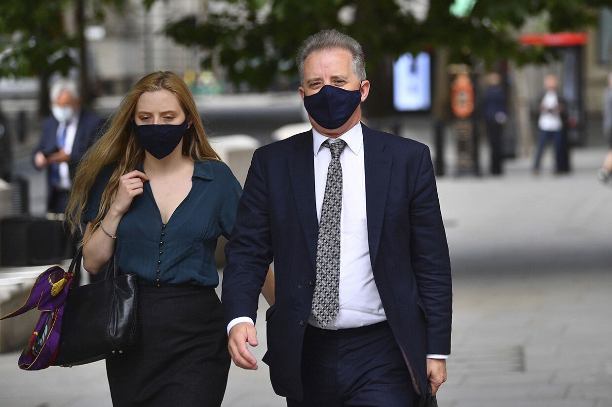 Бывший британский шпион Кристофер Стил выходит из здания суда в Лондоне