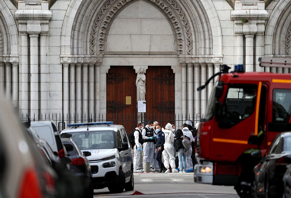 Судмедэксперты на месте нападения на церковь Нотр-Дам в Ницце