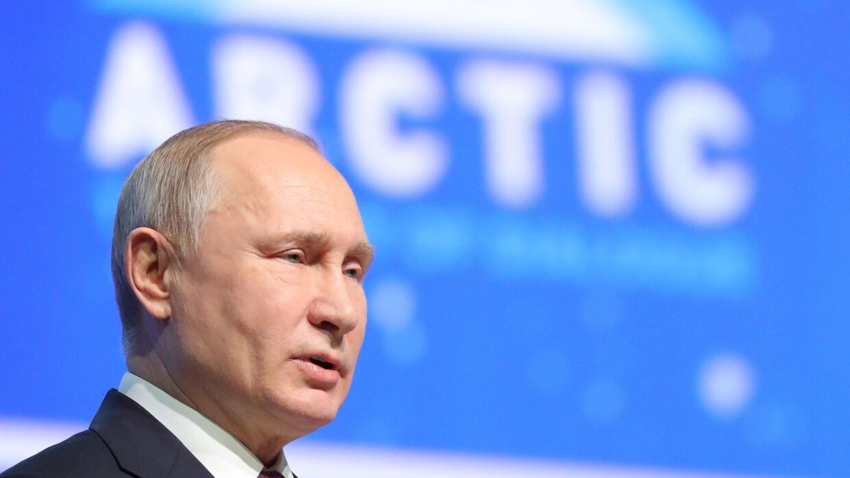 Президент РФ Владимир Путин выступает на пленарном заседании V Международного арктического форума «Арктика – территория диалога» в Санкт-Петербурге